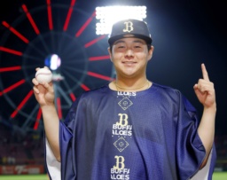 　６回、３ランを放ちナインに迎えられるオリックス・西野＝楽天モバイルパーク