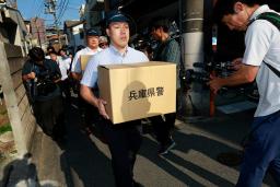 　谷本将志容疑者が勤務していた会社にある社員寮の家宅捜索を終え、押収物を運び出す捜査員＝２７日午前７時３４分、東京都新宿区