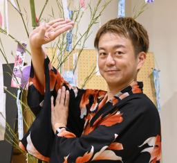 　盆ジョヴィを広めた鳳蝶美成さん＝６日、仙台市