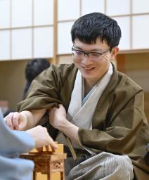 　第６６期王位戦７番勝負第５局で藤井聡太王位に勝利し、対局を振り返る永瀬拓矢九段＝２７日午後、徳島市