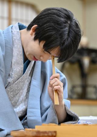 　第６６期王位戦７番勝負第５局で永瀬拓矢九段に敗れた藤井聡太王位＝２７日午後、徳島市