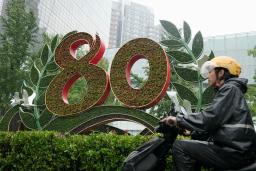 　北京市内に設けられた抗日戦争勝利８０年を記念する飾り付け＝２７日（共同）