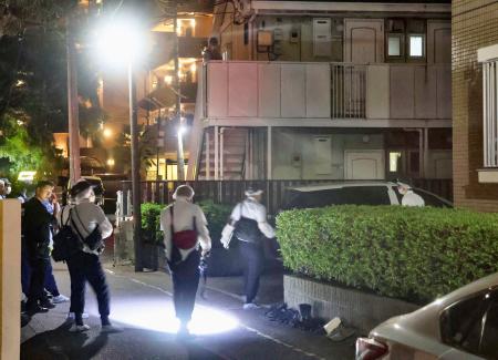 　東京都府中市の現場を調べる警視庁の捜査員ら＝２７日午後１０時２５分ごろ