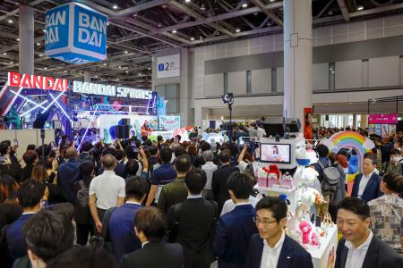 　開幕した「東京おもちゃショー２０２５」＝２８日午前、東京都江東区の東京ビッグサイト