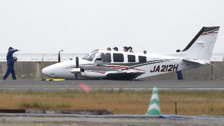 　神戸空港に胴体着陸した小型プロペラ機＝２０２４年５月３１日