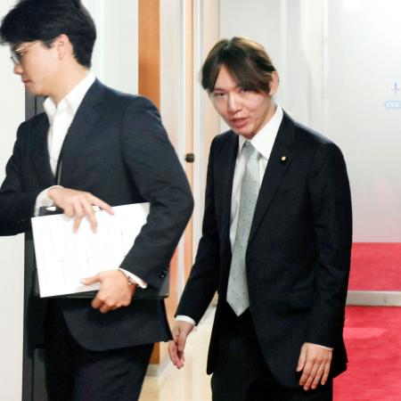 　自民党の森山幹事長との会談を終えたチームみらいの安野党首（右）＝２８日午前、東京・永田町の自民党本部
