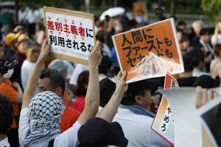 　参政党の街頭演説会場で抗議の声を上げる人たち＝７月、東京都港区