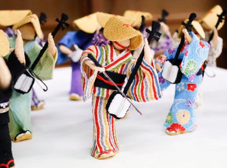 　そうけ島靖子さんが手作りした、「おわら風の盆」の踊り手らをかたどった人形