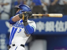 　２回、２ランを放った松尾（手前）を迎えるＤｅＮＡナイン＝横浜
