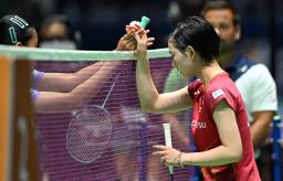 　女子ダブルス３回戦　香港ペアと対戦する志田千陽（右）、松山奈未組＝パリ（共同）