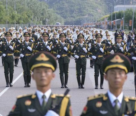 　抗日戦争勝利８０周年を記念する軍事パレードに向け訓練する中国軍兵士ら＝２０日、北京