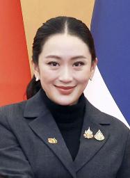 　タイの憲法裁判所による解職命令を受け、記者会見するペートンタン首相＝２９日、バンコク（ロイター＝共同）
