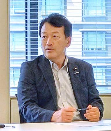 　記者団の取材に応じる笹川博義農水副大臣＝２９日、国会