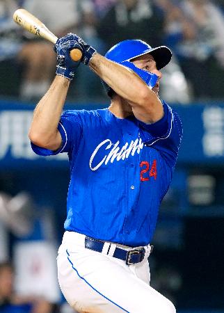 　９回中日無死一塁、ボスラーが右中間に２ランを放つ＝横浜