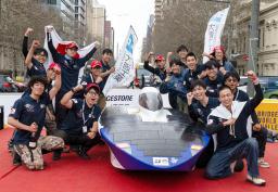 　オーストラリア縦断レースで、工学院大のソーラーカーのゴールを喜ぶ学生ら＝２９日、南部アデレード（ブリヂストン提供・共同）