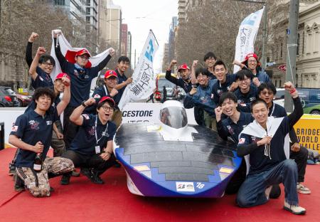 　オーストラリア縦断レースでゴールした大阪工業大のソーラーカー＝２９日、南部アデレード（ブリヂストン提供・共同）