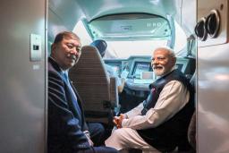 　東北新幹線を背に握手する石破首相（左）とインドのモディ首相＝３０日、ＪＲ東京駅（内閣広報室提供）