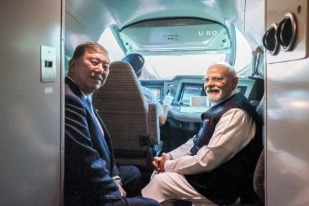 　宮城県に向かう東北新幹線の運転席で、インドのモディ首相（右）と写真に納まる石破首相＝３０日（内閣広報室提供）