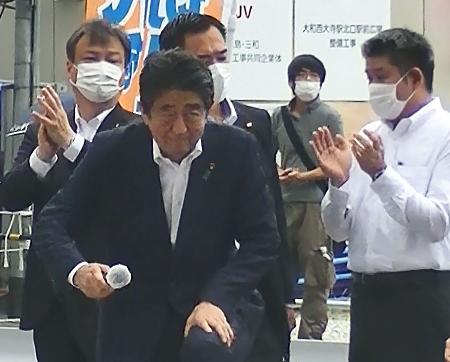 　２０２２年７月、奈良市で街頭演説に臨む自民党の安倍晋三元首相。右から２人目は山上徹也被告（大谷敏治さん提供）