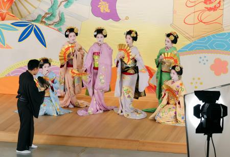　「祇園をどり」を前に彩り豊かな着物姿で写真撮影に臨む舞妓＝３１日、京都市東山区