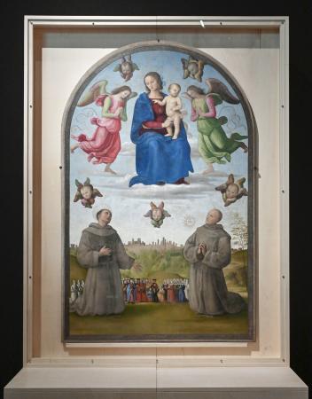 　イタリア館で展示が始まったペルジーノの「正義の旗」