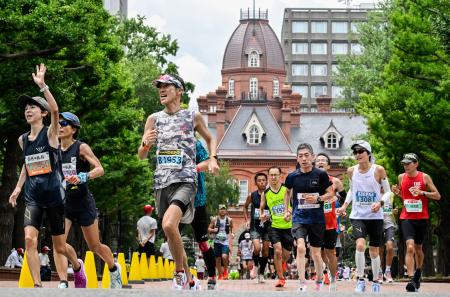 　北海道マラソンで、北海道庁旧本庁舎「赤れんが庁舎」前を駆け抜けるランナー＝３１日午後、札幌市