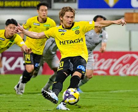 　柏―福岡　後半、チーム２点目となるＰＫを決める柏・瀬川＝三協Ｆ柏