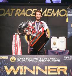 　第７１回ボートレースメモリアルで優勝した白井英治。左は２着の瓜生正義、右は３着の大峯豊＝ボートレース若松