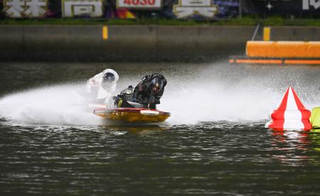 　優勝戦の１周目２マークを先頭で回る白井英治（手前）＝ボートレース若松