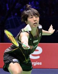 　女子シングルスで優勝し、金メダルを手に笑顔の山口茜（手前左）＝パリ（ロイター＝共同）