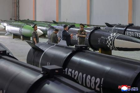 　重要軍需企業所を視察する北朝鮮の金正恩朝鮮労働党総書記（右から２人目）＝８月３１日（朝鮮通信＝共同）