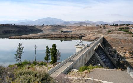 　アフリカ南部レソトに建設されたダムとダム湖＝７月（共同）