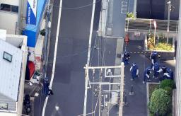 　女性が切り付けられた東京都世田谷区野沢の現場付近を調べる捜査員＝１日午後２時５７分（共同通信社ヘリから）