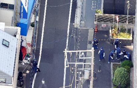 　女性が切り付けられた東京都世田谷区野沢の現場付近を調べる捜査員＝１日午後２時５７分（共同通信社ヘリから）