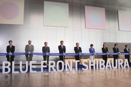 　ブルーフロント芝浦の「タワーＳ」開業式典に出席した野村不動産の松尾大作社長（左から４人目）ら＝１日午前、東京都港区