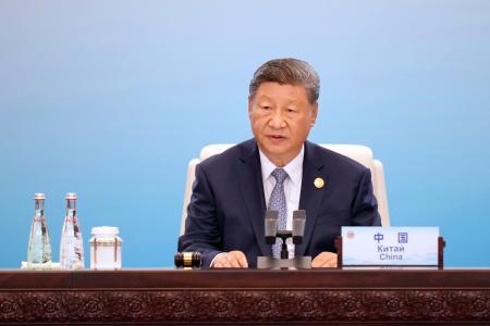 　上海協力機構首脳会議で演説する中国の習近平国家主席＝１日、中国天津市（共同）