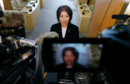 　静岡県伊東市議会で不信任決議が可決され、報道陣に囲まれる田久保真紀市長＝１日午前