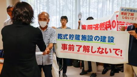 　使用済み核燃料の乾式貯蔵施設に関する陳情書を提出する市民団体のメンバー＝１日午後、福井県庁