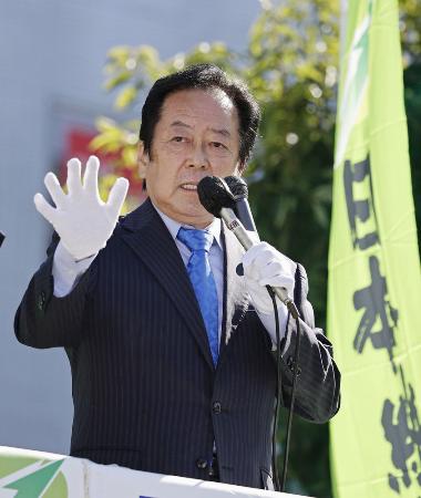 　２０２１年の衆院選で候補者の応援演説をする石井章氏＝茨城県取手市