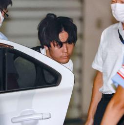 　送検のため名古屋・南署を出る石川勝也容疑者＝２日午前