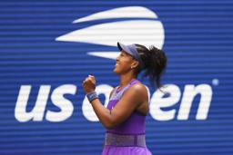 　女子シングルス４回戦で勝利し、歓声に応える大坂なおみ＝ニューヨーク（共同）