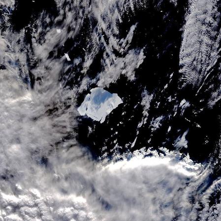 　２０２５年８月３０日に撮影された氷山「Ａ２３ａ」（中央）の衛星画像（ロシアの北極・南極学術調査研究所提供・共同）