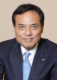 　新浪剛史会長の辞任について、記者会見で頭を下げるサントリーＨＤの鳥井信宏社長（左）と山田賢治副社長＝２日午後、東京都港区