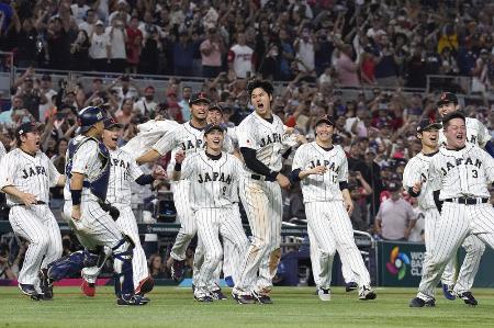 　第５回ＷＢＣで前回王者の米国を下し、大喜びの大谷翔平（中央）ら日本ナイン。１４年ぶり３度目の優勝を果たした＝２０２３年３月、マイアミ（共同）