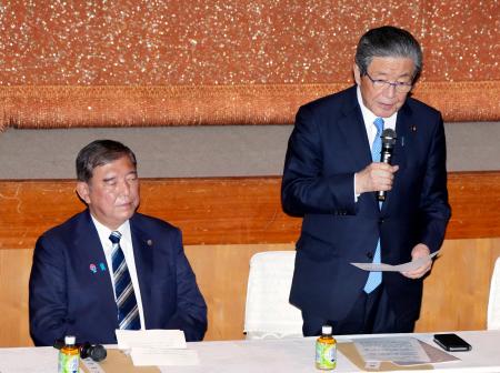 　自民党の両院議員総会で発言する森山幹事長。参院選の総括報告書取りまとめを終え、退任の意向を表明した。左は総裁の石破首相＝２日午後、東京・永田町の党本部