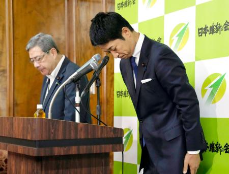 　石井章氏の公設秘書給与詐欺事件について、記者会見で陳謝する日本維新の会の藤田共同代表（右）＝２日午後、国会
