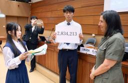 　スイス・ジュネーブの軍縮会議日本政府代表部で、高校生平和大使の代表としてあいさつする岩手県立盛岡北高２年の小笠原妙衣さん（中央）＝１日（共同）