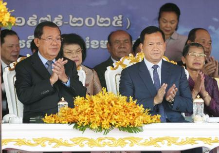 　カンボジアのフン・セン前首相（前列左）とフン・マネット首相（同右）＝１月、プノンペン（ＡＰ＝共同）