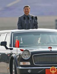 　抗日戦争勝利８０年記念行事に出席した中国の習近平国家主席（中央）とロシアのプーチン大統領（左）、北朝鮮の金正恩朝鮮労働党総書記＝３日、北京の天安門（共同）