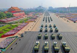　抗日戦争勝利８０年記念行事に出席した中国の習近平国家主席（中央）とロシアのプーチン大統領（左）、北朝鮮の金正恩朝鮮労働党総書記＝３日、北京の天安門（共同）